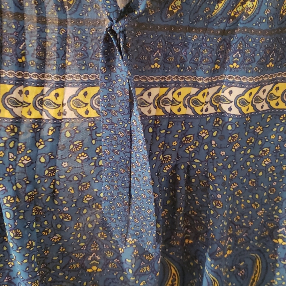 Old Navy flowy mesh-like tank blouse - Picture 3 of 5